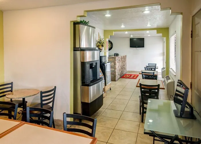 Econo Lodge East