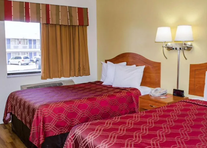 Econo Lodge East
