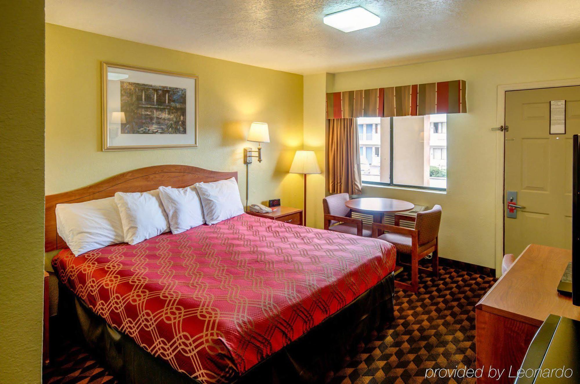 Econo East Motel 2*